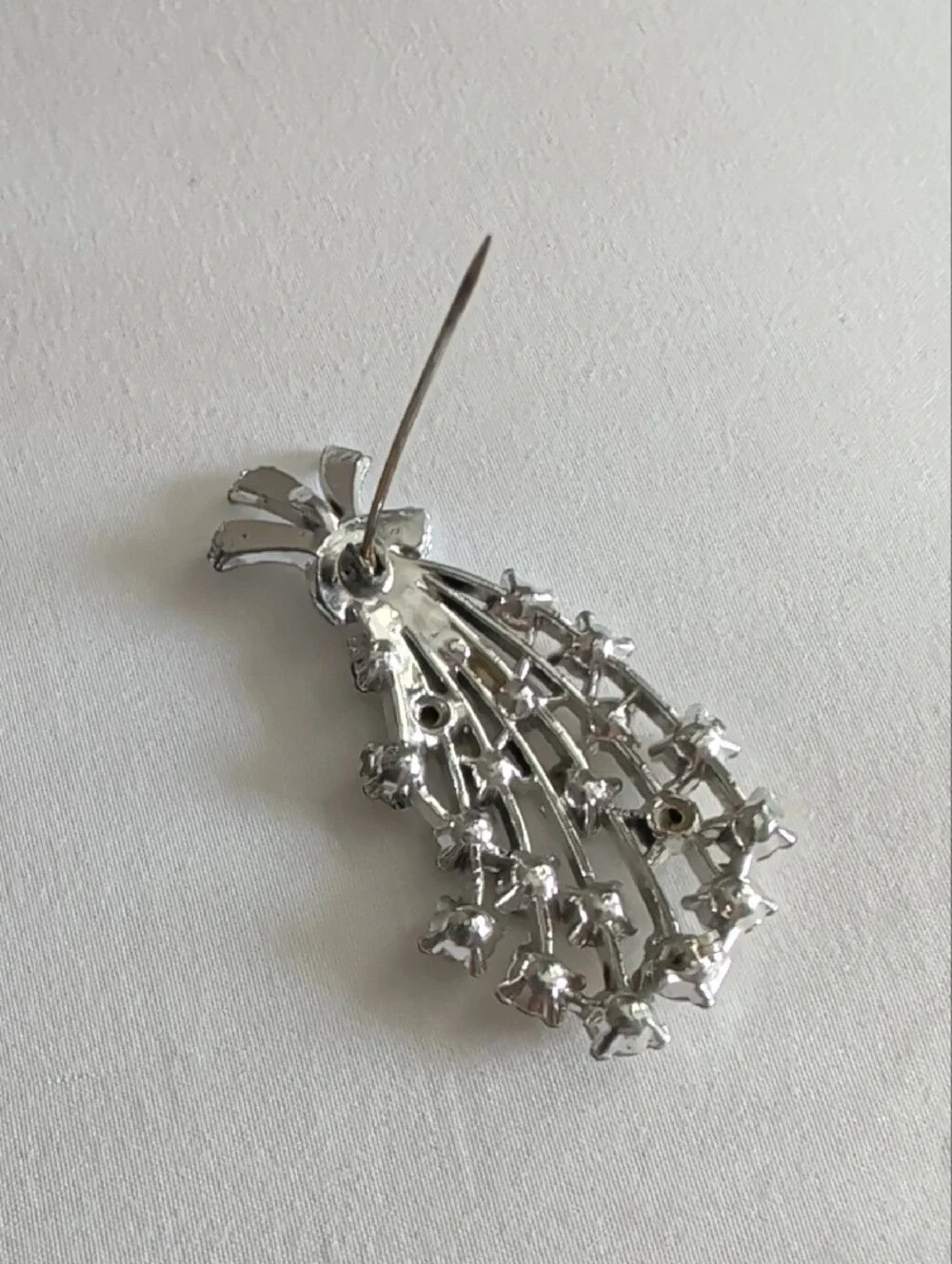 Vintage 1950s Silvertone Waterfall Spray Brooch Pin Clear/Champagne Rhinestones